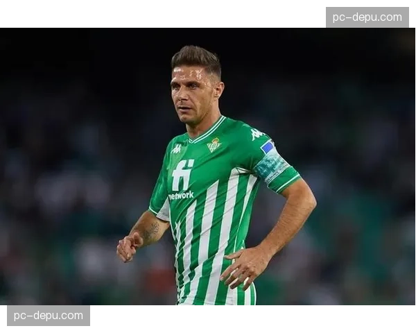 贝蒂斯老将华金指导年轻队友演练边线球快发战术。